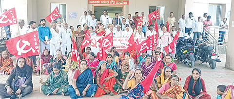  ಬರ ಕಾಮಗಾರಿ ಆರಂಭಿಸಬೇಕು, ವಿಬಿ&ಜಿ ರಾಮ್​ ಜಿ ಯೋಜನೆಯ ಬಾಕಿ ವೇತನ ತಕ್ಷಣ ಬಿಡುಗಡೆ ಮಾಡಬೇಕು ಎಂದು ಒತ್ತಾಯಿಸಿ ಚಿಂಚೋಳಿ ಪ್ರಜಾಸೌಧ ಎದುರು ಕರ್ನಾಟಕ ಕೃಷಿ ಕೂಲಿಕಾರರ ಮತ್ತು ಗ್ರಾಮೀಣ ಕಾರ್ಮಿಕರ ಸಂದಿಂದ ಪ್ರತಿಭಟನೆ ನಡೆಸಲಾಯಿತು. ಭೀಮಶೆಟ್ಟಿ ಯಂಪಳ್ಳಿ, ಮಲ್ಲಮ್ಮ ಕೋಡ್ಲಿ, ಜಗದೇವಿ ಚಂದನಕೇರಾ, ಹಣಮಂತ ದೇಶಪಾಂಡೆ, ಚಂದ್ರಕಾಂತ ಮುಸ್ತಾರಿ, ಪ್ರಭು ಪ್ಯಾರಸಬಾದಿ ಇತರರಿದ್ದರು.