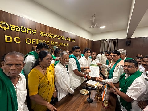 ಬೆಳಗಾವಿ ಜಿಲ್ಲಾಧಿಕಾರಿಗೆ ರೈತ ಸಂಘದಿಂದ ಮನವಿ ಸಲ್ಲಿಸಿದರು.