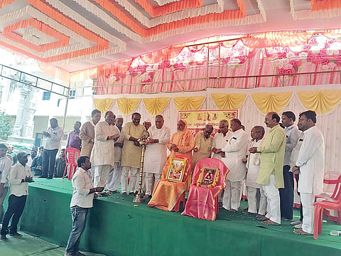 ಇಂಡಿ ತಾಲೂಕಿನ ಲಚ್ಯಾಣದ ಸಿದ್ಧಲಿಂಗೇಶ್ವರ ಮಠದಲ್ಲಿ ನಡೆದ ಭಕ್ತರ ಸಭೆಯನ್ನು ಶಾಸಕ ಯಶವಂತರಾಯಗೌಡ ಪಾಟೀಲ ಉದ್ಘಾಟಿಸಿದರು. ಹಳಂಗಳಿಯ ಶಿವಾನಂದ ಶ್ರೀಗಳು, ಭೀಮಣ್ಣ ಕವಲಗಿ, ಎಸ್.ಬಿ. ಬೂದಿಹಾಳ ಮತ್ತಿತರರಿದ್ದರು.