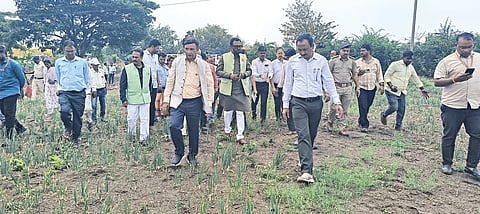 ಹುನಗುಂದ : ಮುಖ್ಯಮಂತ್ರಿ ಡಿ.ಕೆ. ಶಿವಕುಮಾರ ಹಾಗೂ ಕಂದಾಯ ಸಚಿವ ಜಿ.ಪರಮೇಶ್ವರ ಮೊದಲನೇ ಹಂತದಲ್ಲಿ 1250 ಕೋಟಿ ರೂ. 50 ಲಕ್ಷಕ್ಕೂ ಹೆಚ್ಚಿನ ರೈತರಿಗೆ 2500 ರೂ. ಬರ ಪರಹಾರ ಘೋಷಣೆ ಮಾಡಲಾಗಿದೆ ಎಂದು ಉಸ್ತುವಾರಿ ಸಚಿವ ವಿಜಯಾನಂದ ಕಾಶಪ್ಪನವರ ಹೇಳಿದರು.

 ಬರ ಅಧ್ಯಯನ ಸಂದರ್ಭದಲ್ಲಿ ಸೋಮವಾರ ಸುದ್ದಿಗಾರರೊಂದಿಗೆ ಮಾತನಾಡಿದ ಅವರು, ಇನ್ನೂ ಹೆಚ್ಚಿನ ಬರ ಪರಿಹಾರ ಹಣ ಕೇಂದ್ರ ಸರ್ಕಾರದ ನಿರೀಕ್ಷೆಯಲ್ಲಿದ್ದೇವೆ. ಎನ್‌ಡಿಆರ್‌ಎ್ ನಿಂದ ಅನುದಾನ ರೈತರಿಗೆ ನೀಡಬೇಕು. ಕಬ್ಬು ಬೆಳೆಗಾರರಿಗೆ ಎ್ಆರ್‌ಪಿ, ಎಂಎಸ್‌ಪಿ ನಿಗದಿ ಆಗಬೇಕಿದೆ. ಕೇಂದ್ರ ಸರ್ಕಾರಕ್ಕೆ ಅನೇಕ ಪತ್ರದ ಮೂಲಕ ಸಿಎಂ ಡಿ.ಕೆ. ಶಿವಕುಮಾರ ಸಂದೇಶ ಕಳುಹಿಸಿದ್ದಾರೆ. ಹೀಗಾಗಿ ಕೇಂದ್ರ ಬರ ಅಧ್ಯಯನ ತಂಡ ಆಗಮಿಸಿದೆ. ಅನ್ನದಾತರ ರಕ್ಷಣೆ ನಮ್ಮ ಸರ್ಕಾರ ಕರ್ತವ್ಯ ಎಂದರು.

 2023ರಲ್ಲಿ ಇದೆ ರೀತಿ ಬರ ಪರಸ್ಥಿತಿ ಎದುರಿಸಿದಾಗ ರಾಜ್ಯ ಸಕಾರದಿಂದ ಹೋರಾಟ ನಡೆಸಿ. ಕೊನೆಗೆ ಸರ್ವೋಚ್ಛ ನ್ಯಾಯಾಲಯದ ಮೂಲಕ ಬರ ಪರಿಹಾರ ತರುವ ಕೆಲಸ ಮಾಡಿದ್ದೇವೆ. ಈ ಬಾರಿ ಕೇಂದ್ರದಿಂದ ಪರಿಹಾರ ನೀಡುವ ವಿಶ್ವಾಸವಿದೆ ಎಂದರು.

 ಈಗಾಗಲೇ ಕೃಷಿ ಹಾಗೂ ತೋಟಗಾರಿಕೆ ಇಲಾಖೆಯ ಅಧಿಕಾರಿಗಳು ವರದಿ ಕೇಂದ್ರಕ್ಕೆ ಒಪ್ಪಿಸಿದ್ದಾರೆ. ನಮ್ಮ ಜಿಲ್ಲೆಯಲ್ಲಿ 4,500 ಕೋಟಿ ರೂ.ಗೂ ಹೆಚ್ಚು ಬೆಳೆ ಹಾನಿಗೆ ಅನುದಾನ ನೀಡಬೇಕು. ರಾಜ್ಯ ಸರ್ಕಾರ ಬರ ಪರಿಹಾರ ಘೋಷಣೆ ಮಾಡಿದೆ. ಈಗ ಕೇಂದ್ರ ಸರ್ಕಾರ ಪರಿಹಾರ ನೀಡಬೇಕೆದೆ. 2ನೇ ಹಂತದಲ್ಲಿ ಹೆಚ್ಚಿನ ಪರಿಹಾರ ರೈತರಿಗೆ ನೀಡುವ ಕುರಿತು ನಮ್ಮ ಸರ್ಕಾರ ಚಿಂತನೆ ನಡೆಸಿದೆ ಎಂದು ತಿಳಿಸಿದರು.

 ಬಿಜೆಪಿಯು ಈ ರಾಜ್ಯದಲ್ಲಿ ಅಸ್ತಿತ್ವವನ್ನು ಕಳೆದುಕೊಂಡಿದೆ. ಅಸ್ತಿತ್ವ ಉಳಿಸಿಕೊಳ್ಳಲು ಪಾದಯಾತ್ರೆ ಮಾಡಿದೆ. ರಾಜ್ಯದ ಸಂಸದರು ರೈತರ ಪರವಾಗಿ ಸಂಸತ್‌ನಲ್ಲಿ ಧ್ವನಿ ಎತ್ತಿಲ್ಲ. ವಿರೋಧ ಪಕ್ಷದವರು ರಾಜ್ಯದ ಬರ ಪರಿಹಾರ ಬಗ್ಗೆ ಟೀಕೆ ಮಾಡುತ್ತಾರೆ. ಕೇಂದ್ರ ಸರ್ಕಾರಕ್ಕೆ ರಾಜ್ಯದ ಬಗ್ಗೆ ಪರಿಸ್ಥಿತಿ ತಿಳಿಸಿರಿ, ನಾವು ಸರ್ವಪಕ್ಷದ ನಿಯೋಗ ಬರಲು ಸಿದ್ಧರಿದ್ದೇವೆ ಎಂದರು.

 ಜಿಲ್ಲಾಧಿಕಾರಿ ಸಂಗಪ್ಪ ಎಂ., ಜಿ.ಪಂ. ಸಿಇಒ ಗಜಾನನ ಬಾಲೆ, ತೋಟಗಾರಿಕೆ ಇಲಾಖೆ ಜಂಟಿ ನಿರ್ದೇಶಕ ರವೀಂದ್ರ ಹಕಾಟಿ,  ತೋಟಗಾರಿಕೆ ಇಲಾಖೆ ಸಂಶೋಧನಾ ನಿರ್ದೇಶಕ ಡಾ. ವಸಂತ ಗಾಣೀಗೇರ, ತಹಸೀಲ್ದಾರ ಪ್ರದೀಪಕುಮಾರ ಹಿರೇಮಠ ಇದ್ದರು.