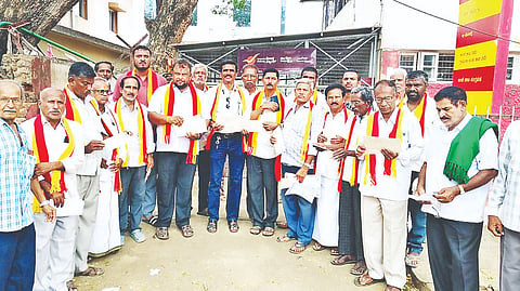 ಮನ್ ಮುಲ್‌ನಲ್ಲಿ  ನಡೆದಿರುವ ಅಕ್ರಮಗಳನ್ನು ಸಿಬಿಐ ತನಿಖೆಗೆ ವಹಿಸುವಂತೆ ಕಸ್ತೂರಿ ಕರ್ನಾಟಕ ಜನಪರ ವೇದಿಕೆ ಕಾರ್ಯಕರ್ತರು ಪ್ರಧಾನ ಮಂತ್ರಿ ಹಾಗೂ ಕೇಂದ್ರ ಸಚಿವರಿಗೆ ರಿಜಿಸ್ಟರ್ ಪೋಸ್ಟ್ ಮಾಡುವ ಮೂಲಕ ಪತ್ರ ಚಳವಳಿ ನಡೆಸಿದರು. ವಿ.ಸಿ.ಉಮಾಶಂಕರ್, ತಿಪ್ಪೂರು ರಾಜೇಶ್, ಶ್ರೀನಿವಾಸ್, ಎಂ.ಸಿ.ಲಿಂಗರಾಜು, ವಿಶ್ವಾಸ್ ಇದ್ದರು. 