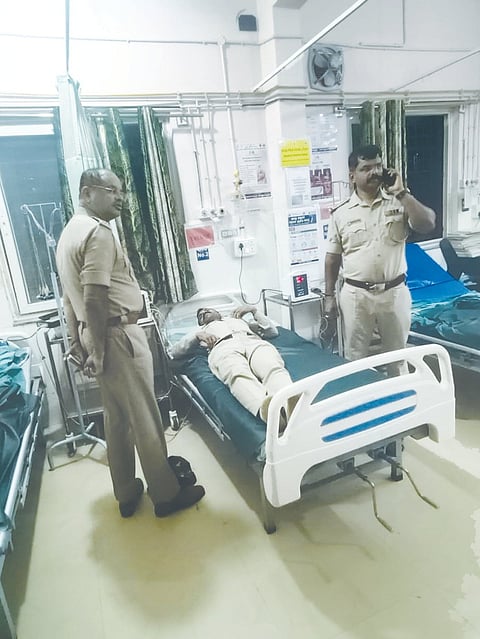 ದೊಡ್ಡಬಳ್ಳಾಪುರ ಸರ್ಕಾರಿ ಆಸ್ಪತ್ರೆಯಲ್ಲಿ ಚಿಕಿತ್ಸೆ ಪಡೆಯುತ್ತಿರುವ ಗಾಯಾಳು ಪೊಲೀಸರ ಆರೋಗ್ಯವನ್ನು ಡಿವೈಎಸ್ಪಿ ಪಾಂಡುರಂಗ, ಗ್ರಾಮಾಂತರ ಠಾಣೆ ಇನ್​ಸ್ಪೆಕ್ಟರ್​ ನವೀನ್​ ಕುಮಾರ್​ ವಿಚಾರಿಸಿದರು.