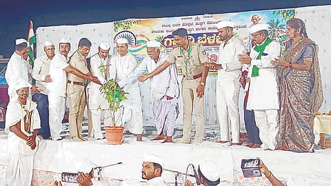 ಕಂದಕೂರ ಗ್ರಾಮದಲ್ಲಿ ಏರ್ಪಡಿಸಿದ್ದ ಮದ್ಯ ವ್ಯಸನಮುಕ್ತ ಕಾರ್ಯಕ್ರಮದಲ್ಲಿ ಮದ್ಯಪಾನ ಸಂಯಮ ಮಂಡಳಿ ಅಧ್ಯಕ್ಷ ಶರಣಪ್ಪ ಸದಲಾಪುರ, ಕಾನೂನು ಹಿರಿಯ ಅಧಿಕಾರಿ ಬಿ.ಎಸ್ ಪಾಟೀಲ್, ಸಿಪಿಐ ವಿಶ್ವನಾಥ ಹಿರೇಗೌಡರು ಇತರರಿದ್ದರು.