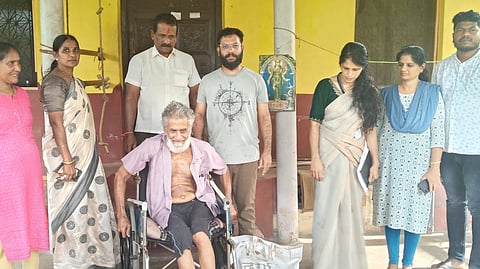 ಪಾರ್ಶ್ವವಾಯು ಪೀಡಿತ ಒಂಟಿ ವೃದ್ಧನನ್ನು ರಕ್ಷಿಸಿ ಹೊಸಬೆಳಕು ಆಶ್ರಮಕ್ಕೆ ಸೇರಿಸಲಾಯಿತು. ವಿಶು ಶೆಟ್ಟಿ. ಶ್ರೀಲತಾ, ಗೌರೀಶ್​, ರೇವತಿ ಇತರರಿದ್ದರು.