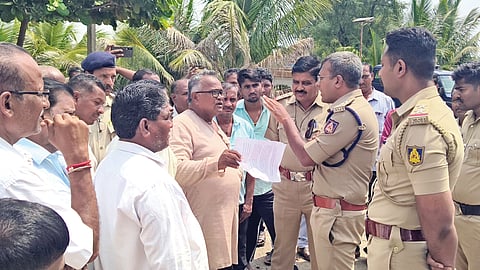 ಕಲಾದಗಿ : ಸ್ಥಳೀಯ ಶ್ರೀ ಗುರುಲಿಂಗೇಶ್ವರ ಮಠದ ಪೀಠಾಧಿಪತಿ ಹಾಗೂ ಮಠದ ಶಾಖೆಗೆ ಸಂಬಂಧಿಸಿದ ವಿವಾದ ನ್ಯಾಯಾಲಯದಲ್ಲಿರುವ ನಡುವೆಯೇ, ಗಂಗಾಧರ ಸ್ವಾಮಿಗಳ ನಡೆಗೆ ಆಕ್ಷೇಪ ವ್ಯಕ್ತಪಡಿಸಿ ಭಕ್ತರ ಗುಂಪೊಂದು ಸೋಮವಾರ ಮಠದ ಆವರಣದಲ್ಲಿ ದಿಢೀರ್ ಪ್ರತಿಭಟನೆ ನಡೆಸಿತು.

 ಇತ್ತೀಚೆಗೆ ನಡೆದ ಪುಣ್ಯಾರಾಧನೆ ಕಾರ್ಯಕ್ರಮದ ಬ್ಯಾನರ್‌ನಲ್ಲಿ ಗಂಗಾಧರ ಸ್ವಾಮಿಗಳನ್ನು ಪೀಠಾಧ್ಯಕ್ಷರೆಂದು ಹಾಗೂ ಮಠವನ್ನು ರಂಭಾಪುರಿ ಶಾಖೆಯ ಮಠವೆಂದು ನಮೂದಿಸಿರುವುದು ನ್ಯಾಯಾಲಯದ ವಿಚಾರಣೆಯ ಹಿನ್ನೆಲೆಯಲ್ಲಿ ಆಕ್ಷೇಪಾರ್ಹವಾಗಿದೆ ಎಂದು ಪ್ರತಿಭಟನಾಕಾರರು ಆರೋಪಿಸಿದರು. ಈ ಕುರಿತು ಸಮಂಜಸ ಉತ್ತರ ನೀಡಬೇಕು ಎಂದು ಆಗ್ರಹಿಸಿದರು.

 ಗಂಗಾಧರ ಸ್ವಾಮಿಗಳು ಕಾರ್ಯ ನಿಮಿತ್ತ ಹೊರಗಿದ್ದ ಹಿನ್ನೆಲೆಯಲ್ಲಿ, ಅವರು ಬರುವವರೆಗೆ ಮಠದಲ್ಲೇ ಪ್ರತಿಭಟನೆ ಮುಂದುವರಿಸುವುದಾಗಿ ಪ್ರತಿಭಟನಾಕಾರರು ಪಟ್ಟು ಹಿಡಿದರು. ವಿಷಯ ತಿಳಿದು ಸ್ಥಳಕ್ಕೆ ಆಗಮಿಸಿದ ಕಲಾದಗಿ ಠಾಣಾಧಿಕಾರಿ ಪ್ರವೀಣ ಬೀಳಗಿ ಹಾಗೂ ಬಳಿಕ ಸಿಪಿಐ ರಾಮಣ್ಣ ಬಿರಾದಾರ ಅವರು ಪ್ರತಿಭಟನೆ ಹಿಂಪಡೆಯುವಂತೆ ಮನವೊಲಿಸಲು ಯತ್ನಿಸಿದರು. ಆದರೆ ಪ್ರತಿಭಟನಾಕಾರರು ತಮ್ಮ ನಿಲುವಿನಿಂದ ಹಿಂದೆ ಸರಿಯಲಿಲ್ಲ.

 ಬಳಿಕ ಸ್ಥಳಕ್ಕೆ ಆಗಮಿಸಿದ ಡಿವೈಎಸ್‌ಪಿ ಗಜಾನನ ಸುತಾರ ಮತ್ತು ಪ್ರತಿಭಟನಾಕಾರರ ನಡುವೆ ಪ್ರಕರಣದ ವಿಚಾರವಾಗಿ ತೀವ್ರ ವಾಗ್ವಾದ ನಡೆಯಿತು.

 ವಿವಾದ ನ್ಯಾಯಾಲಯದಲ್ಲಿರುವುದರಿಂದ ಕಾನೂನು ಪ್ರಕ್ರಿಯೆ ಮೂಲಕವೇ ಪರಿಹಾರ ಕಂಡುಕೊಳ್ಳಬೇಕು ಎಂದು ಪೊಲೀಸರು ಸೂಚಿಸಿದರು. ಪ್ರತಿಭಟನೆ ಮುಂದುವರಿಸಿದರೆ ಕಾನೂನು ಕ್ರಮ ಕೈಗೊಳ್ಳುವ ಎಚ್ಚರಿಕೆಯನ್ನೂ ನೀಡಿದರು.ನಂತರ ಡಿವೈಎಸ್‌ಪಿ ನೇತತ್ವದ ಪೊಲೀಸರು ಪ್ರತಿಭಟನಾಕಾರರನ್ನು ಮಠದ ಆವರಣದಿಂದ ಚದುರಿಸಿದ ಹಿನ್ನೆಲೆಯಲ್ಲಿ ಪ್ರತಿಭಟನೆ ಮೊಟಕುಗೊಂಡಿತು. ಘಟನೆ ಹಿನ್ನೆಲೆಯಲ್ಲಿ ಮಠದ ಸುತ್ತಮುತ್ತ ಕೆಲಕಾಲ ಬಿಗುವಿನ ವಾತಾವರಣ ನಿರ್ಮಾಣವಾಗಿತ್ತು.