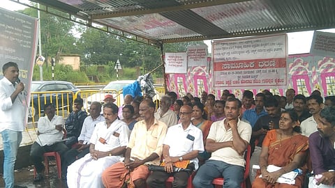 ಪ್ರತಿಭಟನಾ ಸಭೆಯಲ್ಲಿ ಮುನೀರ್ ಕಾಟಿಪಳ್ಳ ಮಾತನಾಡಿದರು. ಹೋರಾಟ ಸಮಿತಿ ಸಂಚಾಲಕ ಸದಾಶಿವದಾಸ್, ಪ್ರಮುಖರಾದ ಹೊನ್ನಯ್ಯ ಅಮೀನ್ ವಾಮಂಜೂರು, ಬಾಬು ಸಾಲ್ಯಾನ್ ತಿರುವೈಲು, ಅಶೋಕ್ ವಾಮಂಜೂರು, ಆನಂದ ಪೂಜಾರಿ ಇರುವೈಲು, ಯಶೋದಾ ಮಳಲಿ ಇದ್ದರು.