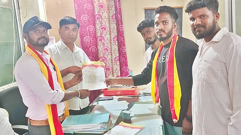 ತರೀಕೆರೆಯಲ್ಲಿ ಬ್ಯಾನರ್ ಹಾವಳಿ ತಡೆಗೆ ಆಗ್ರಹಿಸಿ ರಕ್ಷಣಾ ವೇದಿಕೆ ಸ್ವಾಭಿಮಾನಿ ಬಣದ ಪದಾಧಿಕಾರಿಗಳು ಪುರಸಭೆ ವ್ಯವಸ್ಥಾಪಕ ಪರಶುರಾಮ್‌ಗೆ ಮನವಿ ಸಲ್ಲಿಸಿದರು. ಎನ್.ಶರತ್, ವರುಣ್, ಕುಮಾರ್, ಸಾಗರ್, ಪಿ.ಭರತ್ ಇತರರಿದ್ದರು.