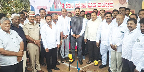 ಹೊಸಕೋಟೆ ಚನ್ನಬೈರೇಗೌಡ ಕ್ರೀಡಾಂಗಣದ ಅಭಿವೃದ್ಧಿ ಕಾಮಗಾರಿಗೆ ಶಾಸಕ ಶರತ್​ ಬಚ್ಚೇಗೌಡ ಭೂಮಿ ಪೂಜೆ ನೆರವೇರಿಸಿದರು. ನಗರ ಕಾಂಗ್ರೆಸ್​ ಅಧ್ಯಕ್ಷ ಬಿ.ವಿ.ಬೈರೇಗೌಡ, ಯೋಜನಾ ಪ್ರಾಧಿಕಾರದ ಅಧ್ಯಕ್ಷ ಕೇಶವ್​, ನಿರ್ದೇಶಕ ಡಾ.ಎಚ್​.ಎಂ.ಸುಬ್ಬರಾಜ್​, ಮಾಜಿ ಅಧ್ಯಕ್ಷ ಡಾ.ಸಿ.ಜಯರಾಜ್​, ಮುಖಂಡ ಸಂದೀಪ್​, ಕ್ರೀಡಾಪಟುಗಳು, ಮುಖಂಡರು ಇದ್ದರು.