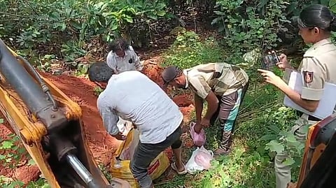 ಉಡುಪಿಯ ಬೀಡಿನಗುಡ್ಡೆಯ ರುದ್ರಭೂಮಿಯಲ್ಲಿ ಮೃತದೇಹಗಳ ಅಂಗಾಂಗಳ ಅಂತ್ಯಕ್ರಿಯೆ​ ಮಾಡಲಾಯಿತು. ನಿತ್ಯಾನಂದ ಒಳಕಾಡು, ಅನಿಲ್​, ಹರೀಶ್​, ಶಬ್ಬೀರ್​ ಮುಸ್ತಾಕ್​, ಸಿಂಚನಾ ಇದ್ದರು.