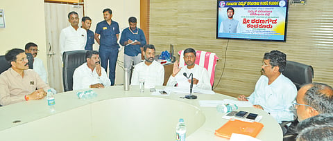 ಗುರುಮಠಕಲ್​ ಕ್ಷೇತ್ರದ ವಿದ್ಯುತ್​ ಸಮಸ್ಯೆ ಕುರಿತು ಯಾದಗಿರಿಯಲ್ಲಿ ಸೋಮವಾರ ಕರೆದಿದ್ದ ಜೆಸ್ಕಾಂ ಅಧಿಕಾರಿಗಳ ಸಭೆಯಲ್ಲಿ ಶಾಸಕ ಶರಣಗೌಡ ಕಂದಕೂರ ಮಾತನಾಡಿದರು. ಜೆಡಿಎಸ್​ ಜಿಲ್ಲಾಧ್ಯಕ್ಷ ಸುಭಾಷಚಂದ್ರ ಕಟಕಟಿ, ಅಧಿಕಾರಿಗಳಾದ ಮಾರ್ಕಂಡೇಶ್ವರ, ಎ.ಟಿ.ರಾಠೋಡ್​, ದೇವು ಇತರರಿದ್ದರು.