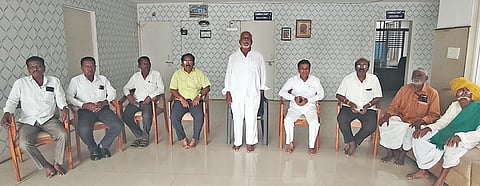 ಮಹಾಲಿಂಗಪುರ: ಪಟ್ಟಣದಲ್ಲಿ ಬಹುಕಾಲದಿಂದ ಬಾಕಿ ಇರುವ ಬಸ್ ಡಿಪೋ ನಿರ್ಮಾಣದ ಬೇಡಿಕೆಯನ್ನು ಈಡೇರಿಸುವುದರ ಜತೆಗೆ ಅಗತ್ಯ ಮಾರ್ಗಗಳಿಗೆ 34 ಹೆಚ್ಚುವರಿ ಬಸ್‌ಗಳನ್ನು ಒದಗಿಸಬೇಕು ಎಂದು ತಾಲೂಕು ಹೋರಾಟ ಸಮಿತಿ ಆಗ್ರಹಿಸಿದೆ.

 ಪಟ್ಟಣದ ಹಾಲು ಉತ್ಪಾದಕರ ಸಹಕಾರ ಸಂಘದ ಸಭಾಭವನದಲ್ಲಿ ಸೋಮವಾರ ನಡೆದ ಸುದ್ದಿಗೋಷ್ಠಿಯಲ್ಲಿ ಸಮಿತಿ ಅಧ್ಯಕ್ಷ ಸಂಗಪ್ಪ ಹಲ್ಲಿ ಮಾತನಾಡಿ, ಬೆಳಗ್ಗೆ 6, 7 ಮತ್ತು 8 ಗಂಟೆಯ ವೇಳೆಯಲ್ಲಿ ಅಥಣಿ, ಹುಬ್ಬಳ್ಳಿ, ಹುಕ್ಕೇರಿ, ಬೆಳಗಾವಿ, ನಿಪ್ಪಾಣಿ ಸೇರಿ ಪ್ರಮುಖ ಮಾರ್ಗಗಳಿಗೆ ಸಮರ್ಪಕ ಬಸ್‌ಗಳಿಲ್ಲ. ಇದರಿಂದ ವಿದ್ಯಾರ್ಥಿಗಳು, ಉದ್ಯೋಗಿಗಳು, ವ್ಯಾಪಾರಿಗಳು ಹಾಗೂ ನಿತ್ಯ ಪ್ರಯಾಣಿಕರು ತೊಂದರೆ ಅನುಭವಿಸುತ್ತಿದ್ದಾರೆ ಎಂದರು.

 ಬೆಳಗಿನ ಸಮಯ ಮಾತ್ರವಲ್ಲದೆ ಸಂಜೆ ಬಳಿಕವೂ ಸಾರಿಗೆ ಸಮಸ್ಯೆ ತೀವ್ರವಾಗಿದ್ದು, ರಾತ್ರಿ 8 ಗಂಟೆಯ ನಂತರ ಮಹಾಲಿಂಗಪುರದಿಂದ ಹೊರ ಜಿಲ್ಲೆ ಹಾಗೂ ಸುತ್ತಮುತ್ತಲಿನ ನಗರಗಳಿಗೆ ತೆರಳಲು ಸೂಕ್ತ ಬಸ್ ಸೌಲಭ್ಯವಿಲ್ಲ. ಮುಧೋಳ, ಜಮಖಂಡಿ ಸೇರಿ ಪ್ರಮುಖ ನಗರಗಳಿಂದ ಮಹಾಲಿಂಗಪುರಕ್ಕೆ ರಾತ್ರಿ ವೇಳೆ ಸಮರ್ಪಕ ಸಾರಿಗೆ ವ್ಯವಸ್ಥೆ ಇಲ್ಲದಿರುವುದು ಸಾರ್ವಜನಿಕರ ಸಂಕಷ್ಟಕ್ಕೆ ಕಾರಣವಾಗಿದೆ ಎಂದು ಅವರು ಹೇಳಿದರು.

 ಪಟ್ಟಣಕ್ಕೆ ಸುಮಾರು 34 ಬಸ್‌ಗಳ ಅಗತ್ಯವಿದ್ದು, ತಕ್ಷಣ ಹೆಚ್ಚುವರಿ ಬಸ್‌ಗಳನ್ನು ನಿಯೋಜಿಸುವುದರೊಂದಿಗೆ ಮಹಾಲಿಂಗಪುರದಲ್ಲಿ ಪ್ರತ್ಯೇಕ ಬಸ್ ಡಿಪೋ ಸ್ಥಾಪನೆಗೆ ಸರ್ಕಾರ ಮಂಜೂರಾತಿ ನೀಡಬೇಕು ಎಂದು ಒತ್ತಾಯಿಸಿದರು.

 ಹೋರಾಟ ಸಮಿತಿ ಮುಖಂಡ ವಿರೇಶ ಆಸಂಗಿ ಮಾತನಾಡಿ, ಸಾರಿಗೆ ಸಮಸ್ಯೆ ಕುರಿತು ಬಾಗಲಕೋಟೆ ಡಿಟಿಒ ಸೇರಿ ಸಂಬಂಧಿಸಿದ ಅಧಿಕಾರಿಗಳು, ಸಹಾಯಕ ಆಯುಕ್ತರು ಹಾಗೂ ಮೇಲಧಿಕಾರಿಗಳಿಗೆ ಹಲವು ಬಾರಿ ಮನವಿ ಸಲ್ಲಿಸಿದ್ದರೂ ನಿರೀಕ್ಷಿತ ಕ್ರಮ ಕೈಗೊಂಡಿಲ್ಲ ಎಂದು ಅಸಮಾಧಾನ ವ್ಯಕ್ತಪಡಿಸಿದರು.

 ಸಿದ್ದು ಶಿರೋಳ, ಹನುಮಂತ ಜಮಾದಾರ, ಮಹಮ್ಮದರಫಿಕ್ ಮಾಲದಾರ, ಮಹಾಲಿಂಗಪ್ಪ ಅವರಾದಿ, ದುಂಡಪ್ಪ ಇಟ್ನಾಳ, ಡಾ. ಪ್ರಭಾಕರ ಕುಳ್ಳೋಳಿ, ಡಿ.ವಿ. ನಾಗನೂರ ಸೇರಿ ಸಮಿತಿ ಸದಸ್ಯರು ಉಪಸ್ಥಿತರಿದ್ದರು.