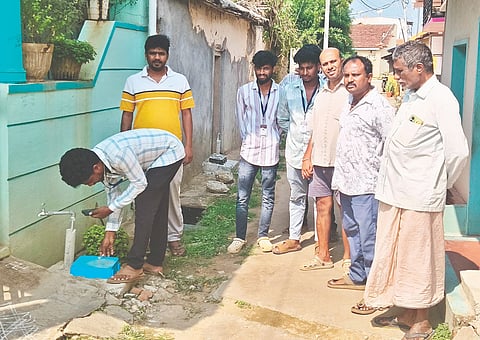 ಬೀರೂರಿನ ಗೌಡನಬಾವಿ ಬೀದಿಯಲ್ಲಿ ಅಮೃತ್ ಯೋಜನೆಯ ನಲ್ಲಿ ಸಂಪರ್ಕದ ಮೀಟರ್ ಜಿಪಿಎಸ್ ಮಾಡುತ್ತಿರುವ ಸಿಬ್ಬಂದಿ. 