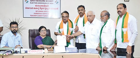 ಕಲಬುರಗಿಯಲ್ಲಿ ಈಶಾನ್ಯ ಶಿಕ್ಷಕರ ಕ್ಷೇತ್ರದ ಬಿಜೆಪಿ ಅಭ್ಯರ್ಥಿಯಾಗಿ ಶಶೀಲ್​ ನಮೋಶಿ ಸೋಮವಾರ ನಾಮಪತ್ರ ಸಲ್ಲಿಸಿದರು. ಮಾಜಿ ಮುಖ್ಯಮಂತ್ರಿ ಬಿ.ಎಸ್​.ಯಡಿಯೂರಪ್ಪ, ಶಾಸಕರಾದ ಡಾ.ಶೈಲೇಂದ್ರ ಬೆಲ್ದಾಳೆ, ಬಸವರಾಜ ಮತ್ತಿಮಡು, ಮಾಜಿ ಸಚಿವ ಜೆಡಿಎಸ್​ನ ವೆಂಕಟರಾವ ನಾಡಗೌಡ ಇದ್ದರು.