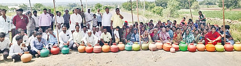 ಸಮರ್ಪಕ ಕುಡಿಯುವ ನೀರು ಸರಬರಾಜು ಮಾಡುವಂತೆ ಒತ್ತಾಯಿಸಿ ಯಳಸಂಗಿ ಗ್ರಾಮದ ವಿವೇಕಾನಂದ ಕ್ರಾಸ್​ ಮುಖ್ಯ ರಸ್ತೆಯಲ್ಲಿ ಗ್ರಾಮಸ್ಥರು ಖಾಲಿ ಕೊಡಗಳೊಂದಿಗೆ ಪ್ರತಿಭಟನೆ ನಡೆಸಿದರು.
