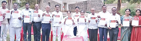 ಬಸವಕಲ್ಯಾಣದ ಹರಳಯ್ಯನವರ ಗವಿಯಲ್ಲಿ ನಡೆಯಲಿರುವ ಶರಣ ವಿಜಯೋತ್ಸವ ನಾಡಹಬ್ಬ ಹುತಾತ್ಮ ದಿನಾಚರಣೆಯ ಕರಪತ್ರವನ್ನು ಪೂಜ್ಯ ಡಾ.ಗಂಗಾಬಿಕಾ ಅಕ್ಕ ಬಿಡುಗಡೆ ಮಾಡಿದರು. ಪ್ರಮುಖರಾದ ವೀರಣ್ಣ ಹಲಶೆಟ್ಟಿ, ಡಾ.ಜಿ.ಎಸ್​.ಭುರಳೆ, ಬಸವರಾಜ ಬಾಲಿಕಿಲೆ, ಚನ್ನಪ್ಪ ಪ್ರರ್ತಾಪುರೆ, ಶಂಕರ ಕರಣೆ, ನಿರ್ಮಲಾ ಶಿವಣಕರ್​, ಮಲ್ಲಪ್ಪ ಭಾಗ್ಯವಾಡಿ, ರವೀಂದ್ರ ಕೊಳಕೂರ, ಶಿವಕುಮಾರ ಬಿರಾದಾರ  ಇತರರಿದ್ದರು.