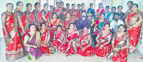 ವಿಜಯಪುರ ಮಂಡಿಬೆಲೆ ಗ್ರಾಮದ ಹಾಲಿನ ಡೇರಿಯಲ್ಲಿ ಹಮ್ಮಿಕೊಂಡಿದ್ದ ಧರ್ಮಸ್ಥಳ ಗ್ರಾಮಾಭಿವೃದ್ಧಿ ಯೋಜನೆಯ ಧನಲಕ್ಷಿ$್ಮ ಜ್ಞಾನವಿಕಾಸ ಕೇಂದ್ರದ 5ನೇ ವಾರ್ಷಿಕೋತ್ಸವದಲ್ಲಿ ತಾಲೂಕು ಯೋಜನಾಧಿಕಾರಿ ದಿನೇಶ್​ ಕುಮಾರ್​, ತಾಲೂಕಿನ ಜ್ಞಾನವಿಕಾಸ ಸಮನ್ವಯಾಧಿಕಾರಿ ಉಷಾರಾಣಿ, ಸೇವಾ ಪ್ರತಿನಿಧಿ ದೀಪಾ, ಸದಸ್ಯರು ಇತರರು ಇದ್ದರು.