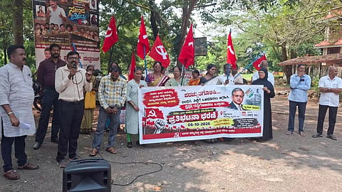 ಚುನಾವಣಾ ಆಯೋಗದ ಮುಖ್ಯ ಆಯುಕ್ತ ಜ್ಞಾನೇಶ್​ ಕುಮಾರ್​ ಅವರನ್ನು ಬಂಧಿಸುವಂತೆ ಆಗ್ರಹಿಸಿ ಸಿಪಿಐ (ಎಂ) ಉಡುಪಿ ವಲಯ ಸಮಿತಿ ಆಯೋಜಿಸಿದ್ದ ಪ್ರತಿಭಟನೆಯಲ್ಲಿ ಸುರೇಶ್​ ಕಲ್ಲಾಗರ ಮಾತನಾಡಿದರು. ಶಶಿಧರ್​ ಗೊಲ್ಲ, ಕವಿರಾಜ್​ ಎಸ್​. ಕಾಂಚನ್​, ಸಂಜೀವ ಬಳ್ಕೂರು, ನಳಿನಿ, ಸರೋಜಾ, ಸುನೀತಾ ಶೆಟ್ಟಿ, ಬಲ್ಕೀಸ್​ ಇತರರಿದ್ದರು.