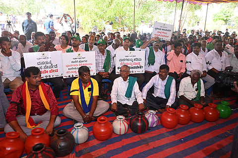 
ದಸರಾದಲ್ಲಿ ಕಂಬಳ ನಡೆಸುವುದನ್ನು ವಿರೋಧಿಸಿ ಮಂಗಳವಾರ ‘ಪರಿಸರಕ್ಕಾಗಿ ನಾವು’ ಸಂಘಟನೆಯ ನೇತೃತ್ವದಲ್ಲಿ ಪ್ರತಿಭಟನೆ ನಡೆಯಿತು.

