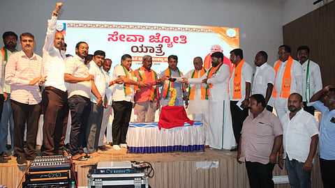 ಚಿತ್ರದುರ್ಗದಲ್ಲಿ ಬಿಜೆಪಿ ಆಯೋಜಿಸಿದ್ದ ಸೇವಾಜ್ಯೋತಿ ಯಾತ್ರೆಗೆ ಪ್ರತಿಪಕ್ಷ ನಾಯಕ ಆರ್. ಅಶೋಕ್ ಚಾಲನೆ ನೀಡಿದರು. ಶಾಸಕ ಡಾ.ಎಂ. ಚಂದ್ರಪ್ಪ, ಎಂಎಲ್‌ಸಿ ಕೆ.ಎಸ್. ನವೀನ್, ಮಾಜಿ ಶಾಸಕ ಜಿ.ಎಚ್. ತಿಪ್ಪಾರೆಡ್ಡಿ ಇದ್ದರು.

