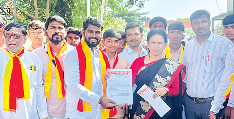ಸಮರ್ಪಕ ಬಸ್​ ವ್ಯವಸ್ಥೆ ಕಲ್ಪಿಸುವಂತೆ ಆಗ್ರಹಿಸಿ ಮಂಗಳವಾರ ಕರ್ನಾಟಕ ರಕ್ಷಣಾ ವೇದಿಕೆ ಕಾರ್ಯಕರ್ತರು  ಔರಾದ್​ ಬಸ್​ ಘಟಕದ ಮುಂದೆ  ಪ್ರತಿಭಟಿಸಿ ಡಿಟಿಒ ಶಾರದಾದೇವಿಗೆ ಮನವಿ ಸಲ್ಲಿಸಿದರು. ವ್ಯವಸ್ಥಾಪಕ ಮಲ್ಲಿಕಾರ್ಜುನ, ಅನಿಲ್​ ದೇವಕತ್ತೆ,  ಬಸವರಾಜ ಶೆಟಕಾರ, ಕಲ್ಲಪ್ಪ ದೇಶಮುಖ, ರಾಜಕುಮಾರ ನಾಯಕ, ಅರ್ಜುನ ಭಂಗೆ, ಅಂಬಾದಾಸ ಇತರರಿದ್ದರು.