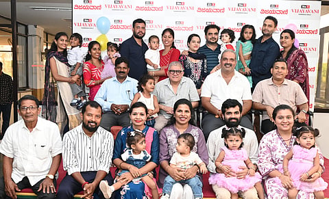  ವಿಜಯವಾಣಿ ಸಂಸ್ಥೆ ಆಯೋಜಿಸಿದ ಶ್ರೀ ಕೃಷ್ಣ ವೇಷ ಫೋಟೊ ಸ್ಪರ್ಧೆಯ ಬಹುಮಾನ ವಿತರಣಾ ಸಮಾರಂಭದಲ್ಲಿ ಅತಿಥಿಗಳೊಂದಿಗೆ ಬಹುಮಾನ ವಿಜೇತರು ಹಾಗೂ ಅವರ ಪಾಲಕರು.