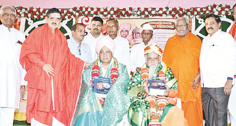 ಬಸವಕಲ್ಯಾಣ ತಾಲೂಕಿನ ಹಾರಕೂಡ ಶ್ರೀಮಠದಲ್ಲಿ ಅಖಿಲ ಭಾರತ ವೀರಶೈವ ಶಿವಾಚಾರ್ಯ ಸಂಸ್ಥೆ ಅಧ್ಯಕ್ಷರಾದ ಶ್ರೀ ಡಾ.ಪ್ರಭುಸಾರಂಗದೇವ ಶಿವಾಚಾರ್ಯರು,  ಶ್ರೀ ಚಂದ್ರಗುಂಡ ಶಿವಾಚಾರ್ಯರನ್ನು ಶ್ರೀ ಡಾ.ಚನ್ನವಿರ ಶಿವಾಚಾರ್ಯರು ಸತ್ಕರಿಸಿ ಗೌರವಿಸಿದರು. ಶ್ರೀ ನಿಜಲಿಂಗ ಶಿವಾಚಾರ್ಯರು, ಮಲ್ಲಿನಾಥ ಹಿರೇಮಠ, ಮಧುರಾಯ ಕೆರಗೋಟೆ, ಸಿದ್ದಪ್ಪ ತರನಳ್ಳಿ, ದಗಡು ಬಿರಾದಾರ ಇತರರಿದ್ದರು.