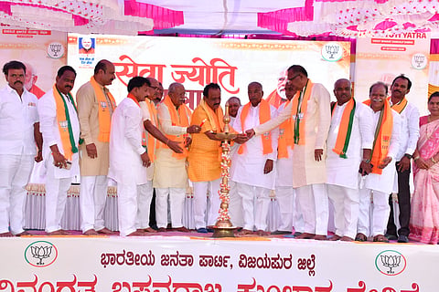 ವಿಜಯಪುರ ನಗರದಲ್ಲಿ ಹಮ್ಮಿಕೊಂಡಿದ್ದ ಸೇವಾ ಸಂಕಲ್ಪ ಅಭಿಯಾನ ಹಾಗೂ ವಿಕಸಿತ ಭಾರತ ಸಂಕಲ್ಪ ಸಭೆಯನ್ನು ವಿಧಾನ ಪರಿಷತ್ ಸದಸ್ಯ ಪಿ.ಎಚ್. ಪೂಜಾರ ಜ್ಯೋತಿ ಬೆಳಗಿಸುವ ಮೂಲಕ ಉದ್ಘಾಟಿಸಿದರು. ಸಂಸದ ರಮೇಶ ಜಿಗಜಿಣಗಿ, ಬಿಜೆಪಿ ಜಿಲ್ಲಾಧ್ಯಕ್ಷ ಗುರುಲಿಂಗಪ್ಪ ಅಂಗಡಿ, ಮಾಜಿ ಶಾಸಕರಾದ ರಮೇಶ ಭೂಸನೂರ ಇತರರಿದ್ದಾರೆ.
