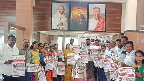ಮೂಡಿಗೆರೆಯ ಕಿರುಗುಂದ ಗ್ರಾಪಂ ಕಚೇರಿಯಲ್ಲಿ ಬಾಲ್ಯ ವಿವಾಹ ತಡೆ ಕಾರ್ಯಕ್ರಮದಲ್ಲಿ ಬಿತ್ತಿಪತ್ರಗಳನ್ನು ಪ್ರದರ್ಶಿಸಲಾಯಿತು. ನವೀನ್ ಆನೆದಿಬ್ಬ, ಕೆ.ಕೆ.ರಾಮಯ್ಯ, ಬಿ.ಎಂ.ಚಂದನ್, ಬಿ.ಎಂ.ಕೃಷ್ಣಪ್ಪ, ನಂಜಯ್ಯ ಇದ್ದರು.