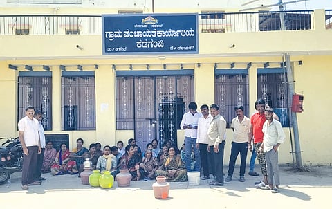 ಕುಡಿಯುವ ನೀರಿಗಾಗಿ ಮಹಿಳೆಯರು ಕಡಗಂಚಿ ಗ್ರಾಮ ಪಂಚಾಯಿತಿಗೆ ಬೀಗ ಹಾಕಿ ಪ್ರತಿಭಟನೆ ನಡೆಸಿದರು.  ಅರುಣಕುಮಾರ ಇಟಗಿ, ಸಂಜುಕುಮಾರ ತ್ತರಗಿ, ಅಶೋಕ ಕಡಗಂಚಿ, ಮಲ್ಲಿಕಾರ್ಜುನ ಧುದನ, ಉಲ್ಲಾಸ ಸುತಾರ ಇತರರಿದ್ದರು.