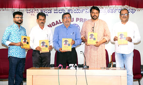 ರಾಜೇಶ್ ಶೆಟ್ಟಿ ದೋಟ ಅವರ ‘ಗುತ್ತೊಂಜಿ ಕತೆಯಾಂಡ್’ ನಾಟಕ ಕೃತಿಯನ್ನು ಡಾ.ಕೆ.ಚಿನ್ನಪ್ಪ ಗೌಡ ಬಿಡುಗಡೆಗೊಳಿಸಿದರು. ಶಶಿರಾಜ್ ರಾವ್ ಕಾವೂರು, ಪುಷ್ಪರಾಜ್ ಶೆಟ್ಟಿ ಬಿ.ಎನ್., ರಾಜೇಶ್ ಶೆಟ್ಟಿ ದೋಟ, ಪಿ.ಬಿ.ಹರೀಶ್ ರೈ ಉಪಸ್ಥಿತರಿದ್ದರು.