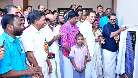  ಕಾರಡ್ಕ ಜಿವಿಎಚ್‌ಎಸ್‌ಎಸ್ ಶಾಲೆಯಲ್ಲಿ ನೂತನ ಶೈಕ್ಷಣಿಕ ಬ್ಲಾಕ್ ಅನ್ನು ಸಚಿವ ಕೆ.ಎಂ.ಶಾಜಿ ಉದ್ಘಾಟಿಸಿದರು. ಸಾಬು ಅಬ್ರಹಾಂ, ಸಿ.ಬಾಲನ್, ಎಂ.ಜನನಿ ಮತ್ತಿತರರು ಇದ್ದರು.