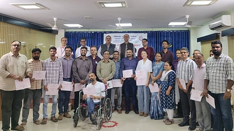 ಹುಬ್ಬಳ್ಳಿಯ ಭವಿಷ್ಯನಿಧಿ ಕಚೇರಿಯಲ್ಲಿ ಏರ್ಪಡಿಸಿದ್ದ ಹಿಂದಿ ಪಖ್ವಾಡಾ ಸಮಾರೋಪದಲ್ಲಿ ವಿವಿಧ ಸ್ಪರ್ಧೆಯಲ್ಲಿ ವಿಜೇತರಿಗೆ ಬಹುಮಾನ ವಿತರಿಸಲಾಯಿತು. ಹಿರಿಯ ಅಧಿಕಾರಿಗಳಾದ ಜಯ ಕುಮಾರ್​, ಡಾ. ನಂದರಾಮ್​ ಮೀನಾ, ಶಶಿ ಕುಮಾರ್​, ನೀಲಾಂಜನ ಗುಪ್ತಾ ಇತರರು ಇದ್ದರು.