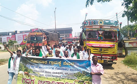 Villagers held a protest march to the Deputy Commissioner's office to oppose the sale of *Gomala* (grazing) land at Gojanur Hill in Lakshmeshwar Taluk. S.P. Patil, M.S. Doddagoudar, S.D. Patil, Mantagouda Patil, Mantesha Prabhayyanamath, Basavaraja Sanshi, Manjunatha Chalavadi, and others were present.