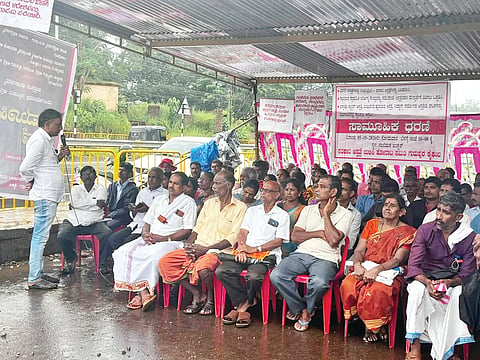  ಪ್ರತಿಭಟನಾ ಸಭೆಯಲ್ಲಿ ಮುನೀರ್ ಕಾಟಿಪಳ್ಳ ಮಾತನಾಡಿದರು. ಹೋರಾಟ ಸಮಿತಿ ಸಂಚಾಲಕ ಸದಾಶಿವದಾಸ್, ಪ್ರಮುಖರಾದ ಹೊನ್ನಯ್ಯ ಅಮೀನ್ ವಾಮಂಜೂರು, ಬಾಬು ಸಾಲ್ಯಾನ್ ತಿರುವೈಲು, ಅಶೋಕ್ ವಾಮಂಜೂರು, ಆನಂದ ಪೂಜಾರಿ ಇರುವೈಲು, ಯಶೋದಾ ಮಳಲಿ ಇದ್ದರು.

 