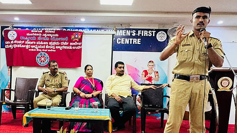 ಉಡುಪಿಯ ಅಜ್ಜರಕಾಡಿನ ಕಾಲೇಜ್​ನಲ್ಲಿ ಮಹದೇವ ಜಿ.ಆರ್​. ಅವರು ಸೈಬರ್​ ಸುರಕ್ಷತೆ ಹಾಗೂ ಆನ್​ಲೈನ್​ ವಂಚನೆಗಳ ತಡೆ ಕುರಿತು ಮಾಹಿತಿ ನೀಡಿದರು. ಪ್ರೊ. ಡಾ. ನಿಕೇತನಾ, ದಿನೇಶ್​, ಮಹಾಲಕ್ಷ್ಮೀ, ಡಾ. ಅಬ್ದುಲ್​ ರಜಾಕ್​, ರಾಕೇಶ್​ ಇದ್ದರು.