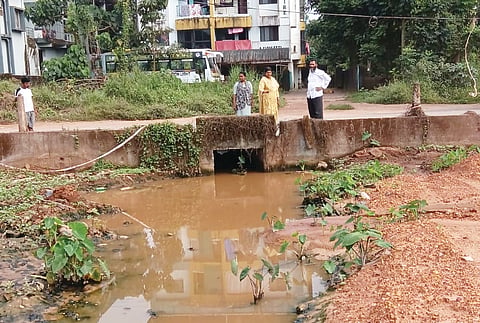  ಅಲಂಗಾರು ಪ್ರದೇಶದ ಅಪಾರ್ಟ್‌ಮೆಂಟ್‌ಗಳಿಗೆ ಭೇಟಿ ನೀಡಿ ಕೊಳಚೆ ನೀರು ಹರಿಯುತ್ತಿರುವ ಕುರಿತು ಪರಿಶೀಲನೆ ನಡೆಸಿದ ಪುರಸಭೆ ಆರೋಗ್ಯ ನಿರೀಕ್ಷಕಿ ಶಶಿರೇಖಾ, ಕಮ್ಯುನಿಟಿ ಮೊಬಿಲೈಸರ್ ಚಂದ್ರಿಕಾ.