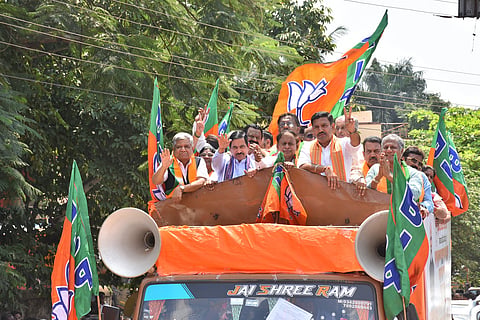 ಕರ್ನಾಟಕ ವಿಧಾನ ಪರಿಷತ್​ ಪಶ್ಚಿಮ ಪದವೀಧರ ಕ್ಷೇತ್ರದ ಎನ್​ಡಿಎ ಅಭ್ಯರ್ಥಿ ಎಸ್​.ವಿ. ಸಂಕನೂರ ಮೆರವಣಿಗೆ ಮೂಲಕ ನಾಮಪತ್ರ ಸಲ್ಲಿಕೆಗೆ ತೆರಳಿದರು.