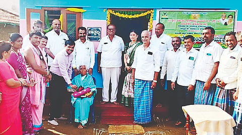 ನೇರಲಕೆರೆ ಗ್ರಾಮದ ಜಯಮ್ಮಅವರ ನೂತನ ಮನೆಯನ್ನು ಸತೀಶ್ ಸುವರ್ಣ ಉದ್ಘಾಟಿಸಿದರು. ಜಯರಾಮ್, ಶಂಕರೇಗೌಡ, ಕುಸುಮದಾರ್, ಇಂದ್ರಜಿತ್, ಮಲ್ಲೇಗೌಡ, ಹರೀಶ್, ಭವಾನಿ, ಭಾಗ್ಯಮ್ಮ, ಹೇಮಲತಾ ಇದ್ದರು.

