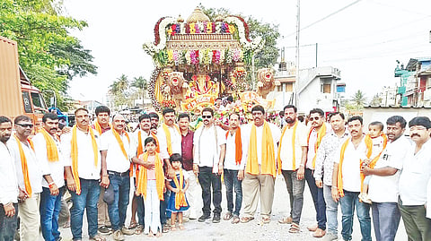 ಬೇಲೂರಿನಲ್ಲಿ ಪ್ರತಿಷ್ಠಾಪಿಸಿದ್ದ ಗಣೇಶ ಮೂರ್ತಿಯನ್ನು ವಿಸರ್ಜಿಸಲು ಮೆರವಣಿಗೆಯಲ್ಲಿ ಕೊಂಡೊಯ್ಯುತ್ತಿರುವುದು.