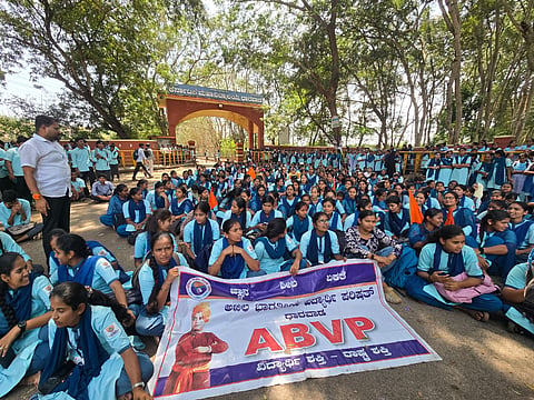 ಪದವಿ ಪ್ರವೇಶಾತಿಯ ಹೆಚ್ಚುವರಿ ಶುಲ್ಕ ಮರುಪಾವತಿ ಹಾಗೂ ಮೂಲ ಸೌಕರ್ಯ ಕಲ್ಪಿಸಲು ಆಗ್ರಹಿಸಿ ಧಾರವಾಡದ ಕರ್ನಾಟಕ ಕಾಲೇಜು ವಿದ್ಯಾರ್ಥಿಗಳು ಎಬಿವಿಪಿ ನೇತೃತ್ವದಲ್ಲಿ ಪ್ರತಿಭಟನೆ ನಡೆಸಿದರು
