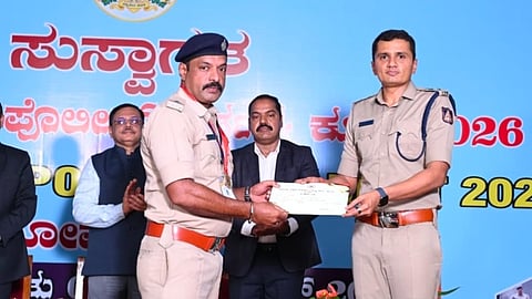 ಬೆಂಗಳೂರಿನಲ್ಲಿ ನಡೆದ ಪೊಲೀಸ್​ ಕರ್ತವ್ಯ ಕೂಟದಲ್ಲಿ ಸಾಧನೆ ಮಾಡಿದ ಉಡುಪಿ ಜಿಲ್ಲೆಯ ಆರ್​ಎಸ್​ಐ ಗಿರೀಶ್​ ಪ್ರಶಸ್ತಿಪತ್ರ ಸ್ವೀಕರಿಸಿದರು.