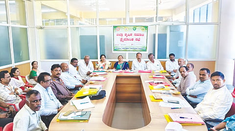 ರಾಮನಗರ ಜಿಲ್ಲಾ ಕೃಷಿ ಇಲಾಖೆ ಕಚೇರಿಯಲ್ಲಿ ಜಿಲ್ಲಾ ಕೃಷಿಕ ಸಮಾಜದ ಸಭೆ ನಡೆಯಿತು. ಕೃಷಿಕ ಸಮಾಜ ಜಿಲ್ಲಾಧ್ಯಕ್ಷ ಇಟ್ಟಮಡು ಡಿ. ಗೋಪಾಲ್, ಜಂಟಿ ಕೃಷಿ ನಿರ್ದೇಶಕಿ ಎನ್. ಅಂಬಿಕಾ, ಜಿಲ್ಲಾ ಉಪ ಕೃಷಿ ನಿರ್ದೇಶಕಿ ವಿನುತಾ, ಉಪಾಧ್ಯಕ್ಷ ರಾಮಣ್ಣ, ರಾಜ್ಯ ಪ್ರತಿನಿಧಿ ಲಿಂಗಪ್ಪ ತಾಲೂಕು ಅಧ್ಯಕ್ಷ ಶಾಂತಪ್ಪ ಇದ್ದರು. 