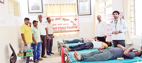  ರಾಯರ ಕೊಪ್ಪಲು ಗ್ರಾಮದ ಸರ್ಕಾರಿ ಪ್ರಾಥಮಿಕ ಆರೋಗ್ಯ ಕೇಂದ್ರದಲ್ಲಿ ಆಯೋಜಿಸಿದ್ದ ಶಿಬಿರದಲ್ಲಿ ಸಾರ್ವಜನಿಕರು ಸ್ವಯಂ ಪ್ರೇರಣೆಯಿಂದ ರಕ್ತದಾನ ಮಾಡಿದರು.