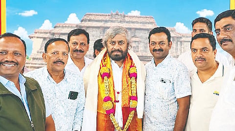 
ಬೇಲೂರಿನಲ್ಲಿ ವೀರಶೈವ-ಲಿಂಗಾಯತ ಮುಖಂಡರು ಗ್ರಾಮೀಣಾಭಿವೃದ್ಧಿ ಮತ್ತು ಪಂಚಾಯತ್ ರಾಜ್ ಸಚಿವ ಈಶ್ವರ.ಬಿ.ಖಂಡ್ರೆ ಅವರನ್ನು ಸನ್ಮಾನಿಸಿದರು. ಅರುಣ್‌ಕುಮಾರ್, ಉಷಾ ಸತೀಶ್,ಬಿ.ಬಿ.ಶಿವರಾಜು, ವಿಕ್ರಂಕೌರಿ, ಪ್ರದೀಪ್ ಇದ್ದರು.