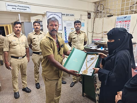 ಆಟೋ ಚಾಲಕ ಬಸವರಾಜ್ ಅವರು ಚಿನ್ನದ ಸರವನ್ನು ಅಪ್ಜಿಲಾ ಅವರಿಗೆ ಮರಳಿಸಿದರು.