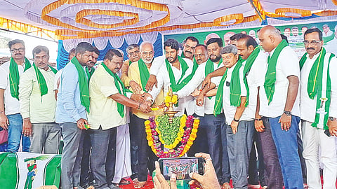 ನಿಖಿಲ್ ಕುಮಾರಸ್ವಾಮಿ ನೇತೃತ್ವದಲ್ಲಿ ನಡೆದ ರೈತ ಸ್ವಾಭಿಮಾನ ಯಾತ್ರೆಯ ಸಂವಾದ ಕಾರ್ಯಕ್ರಮವನ್ನು ಯುವ ಜನತಾದಳದ ರಾಜ್ಯಾಧ್ಯಕ್ಷ ನಿಖಿಲ್ ಕುಮಾರಸ್ವಾಮಿ ಉದ್ಘಾಟಿಸಿದರು. ಸಿ.ಎನ್.ಬಾಲಕೃಷ್ಣ,
ಸ್ವರೂಪ ಪ್ರಕಾಶ್, ಎ.ಮಂಜು, ಎಚ್.ಟಿ.ಮಂಜು, ನಟರಾಜ್ ಐಸಾಮಿಗೌಡ, ಪರಮದೇವರಾಜೇಗೌಡ ಇದ್ದರು. 