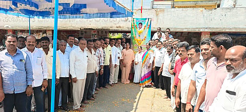 ತಿ.ನರಸೀಪುರ ಪಟ್ಟಣದ ಖಾಸಗಿ ಬಸ್ ನಿಲ್ದಾಣದಲ್ಲಿ ಗುರುವಾರ ಏಜೆಂಟರ ಸಂಘದ ಮಾಜಿ ಅಧ್ಯಕ್ಷ, ಸಮಾಜ ಸೇವಕ ಪಿ.ಪುಟ್ಟರಾಜು ಪುಣ್ಯ ಸ್ಮರಣೆ ಆಯೋಜಿಸಲಾಗಿತ್ತು. ರಾಜಣ್ಣ, ಕೆ.ಎನ್. ಪ್ರಭುಸ್ವಾಮಿ, ಪಿ.ಸ್ವಾಮಿನಾಥ್ ಗೌಡ, ಶ್ರೀನಿವಾಸ್, ಸಿ.ಎಂ.ಪ್ರಕಾಶ್, ಆರ್. ಮಣಿಕಂಠರಾಜ್ ಗೌಡ ಇತರರು ಇದ್ದರು.