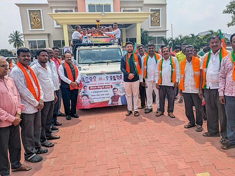 ರಾಮನಗರದಲ್ಲಿ ಸೇವಾ ಜ್ಯೋತಿ ಯಾತ್ರೆಗೆ ಸಂಸದ ಡಾ. ಸಿ.ಎನ್ ಮಂಜುನಾಥ್ ಚಾಲನೆ ನೀಡಿದರು. ಬಿಜೆಪಿ ಜಿಲ್ಲಾಧ್ಯಕ್ಷ ಆನಂದಸ್ವಾಮಿ, ರಾಮನಗರ ತಾಲೂಕು ಅಧ್ಯಕ್ಷ ಗೌತಮ್ ಗೌಡ, ಮಾಗಡಿ ತಾಲೂಕು ಅಧ್ಯಕ್ಷ ಪ್ರಸಾದ್ ಗೌಡ, ಜೆಡಿಎಸ್ ತಾಲೂಕು ಅಧ್ಯಕ್ಷ ಸಬ್ಬಕ್ಕೆರೆ ಶಿವಲಿಂಗಪ್ಪ, ಜಿಲ್ಲಾ ಎಸ್ಸಿ ಮೋರ್ಚಾ ಅಧ್ಯಕ್ಷ ಕಾಳಯ್ಯ,  ಮಹಿಳಾ ಜಿಲ್ಲಾಧ್ಯಕ್ಷೆ ವೇದ ವೆಂಕಟೇಶ್ ಇದ್ದರು.