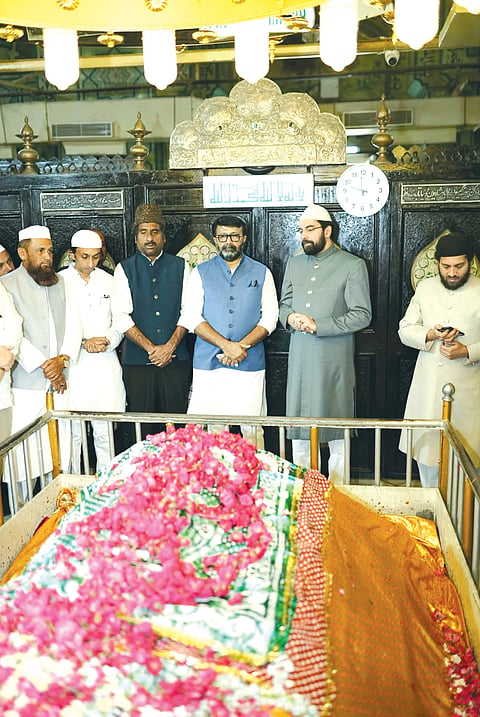 ಕಲಬುರಗಿಯ ಖ್ವಾಜಾ ಬಂದಾನವಾಜ್​ ದರ್ಗಾಕ್ಕೆ ಬಿಡಿಎ ಅಧ್ಯಕ್ಷ ಎನ್​.ಎ.ಹ್ಯಾರಿಸ್​ ಭೇಟಿ ನೀಡಿ ವಿಶೇಷ ಪ್ರಾರ್ಥನೆ ಸಲ್ಲಿಸಿದರು. ಸೈಯದ್​ ಮುಹಮ್ಮದ್​ ಅಲಿ ಅಲ್​ ಹುಸೇನಿ, ರಹೀಮ್​ ಖಾನ್​, ಫರಾಜ್​ ಉಲ್​ ಇಸ್ಲಾಂ ಇತರರಿದ್ದರು.