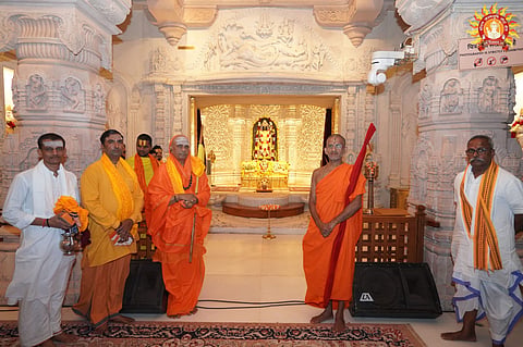 After participating in the Dhanvantari Homa ceremony, the Kashi Jagadguru and Pejawar Sri visited Ayodhya to offer prayers to Lord Sri Ram. Gopalji of the VHP and others were present on the occasion.